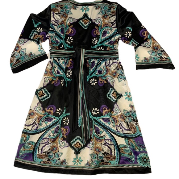 Fashion past is forward. Simple line’s slimming waist. I love this dress !! - Picture 2 of 2